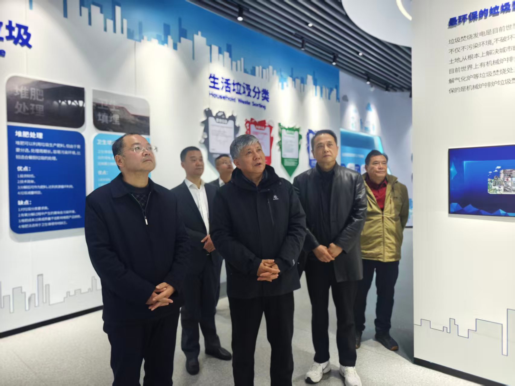 展廳內(nèi)參觀.jpg 展廳內(nèi)參觀.jpg